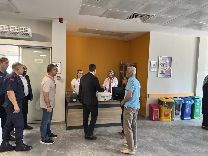Kaymakamımız Mikail Ersöz, bayram mesaisinde görev yapan çalışma arkadaşlarımızı ziyaret ederek, Kurban Bayramlarını tebrik etti.
