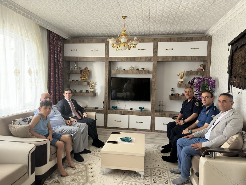 Kaymakamımız Mikail Ersöz, Kurban Bayramı dolayısıyla kurum amirlerimiz ile birlikte Şehit ailelerimizi ziyaret etti.